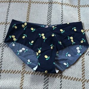 NWT Victoria’s Secret size Med panty navy with lemons hiphugger